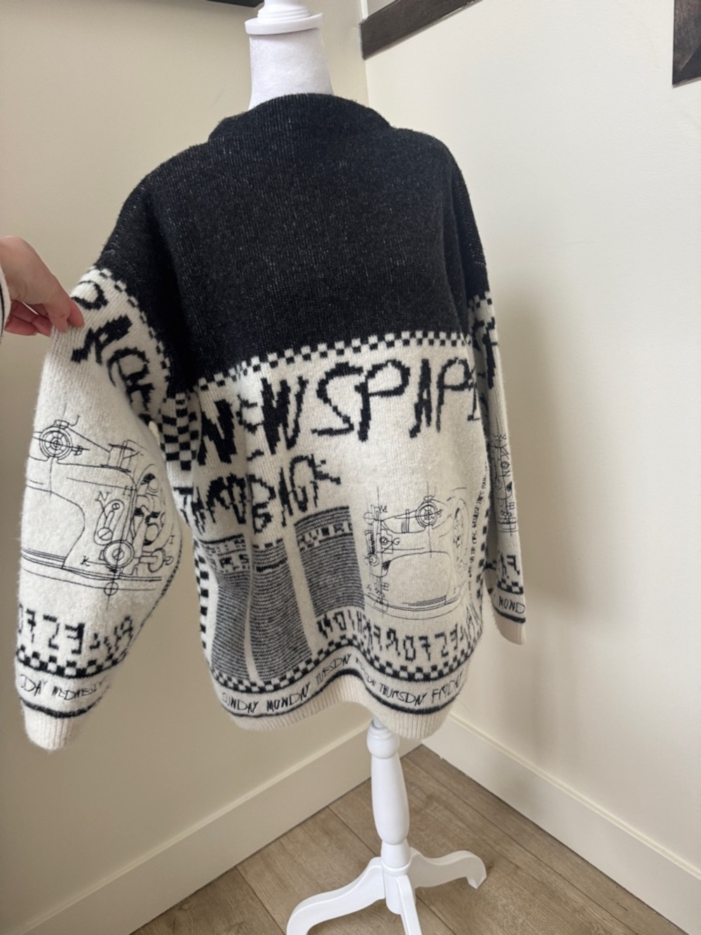 Black & White Graphic Knit Sweater - Unbranded - Picture 2 of 9